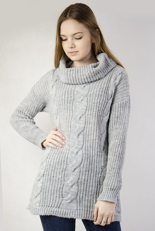 Szary sweter z trzema warkoczami z przodu