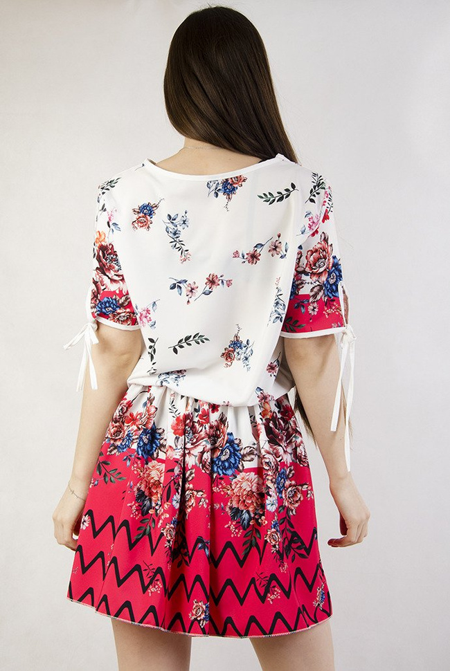 Biała sukienka z motywem kwiatowym z gumką w pasie