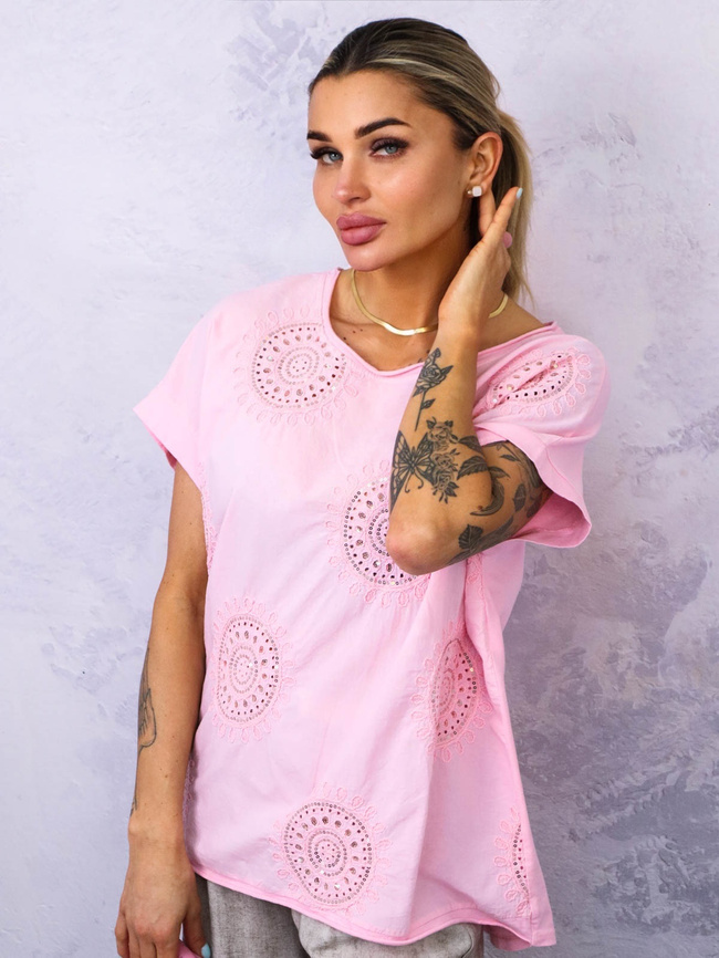 BLUZKA Z HAFTOWANYM WZOREM ZDOBIONA CEKINAMI- RÓŻOWA