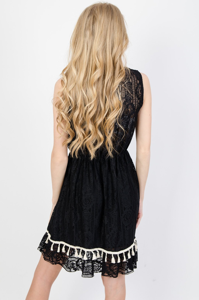 Czarna krótka koronkowa sukienka z gumką w pasie oraz pomponami