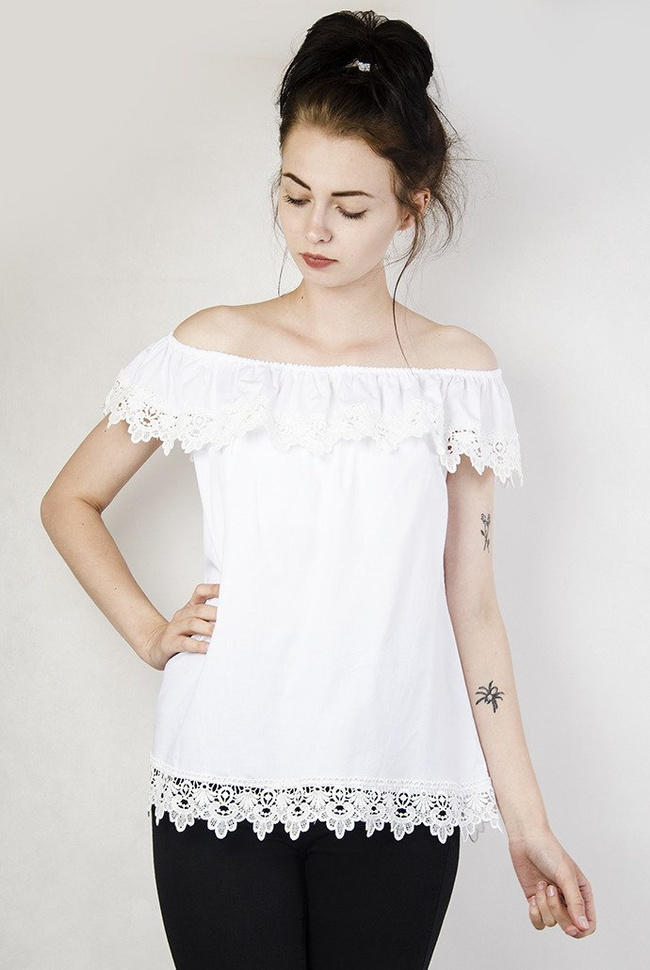 Biała bluzka koszulowa z hiszpańskim dekoltem