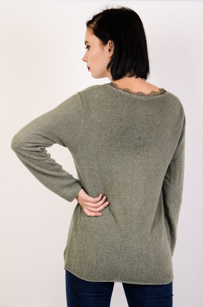 Zielona bluzka w serek z koronką w dekolcie