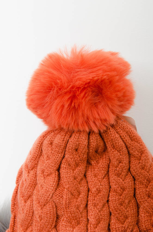 POMARAŃCZOWA ZIMOWA CZAPKA PLECIONA Z POMPONEM