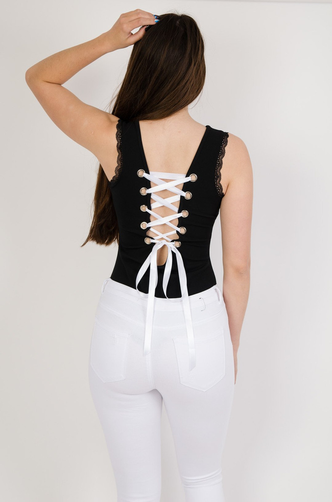 Czarne body wiązane białą wstążką