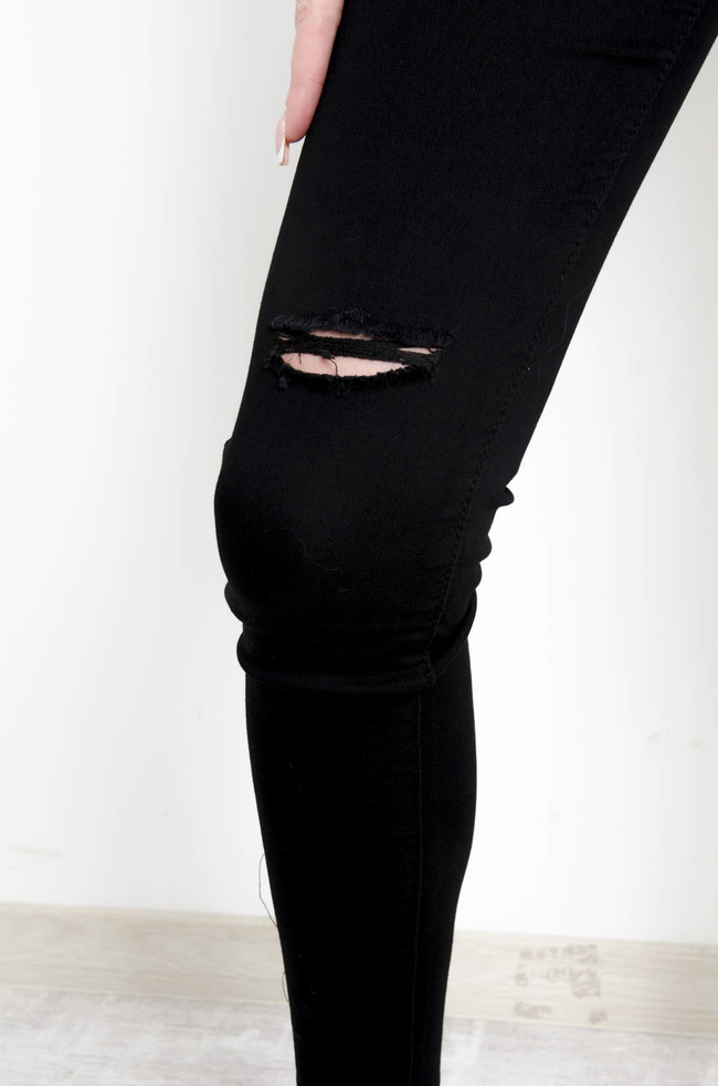 CZARNE SPODNIE SKINNY Z WYSOKIM STANEM- ROZCIĘCIA NA KOLANACH