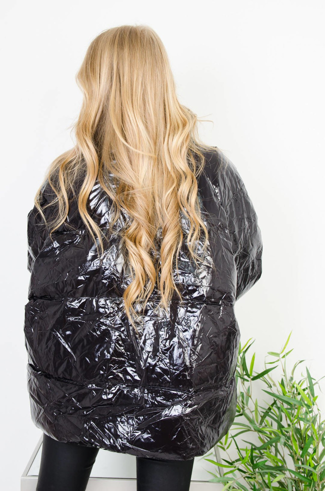 CZARNA POŁYSKUJĄCA WINYLOWA KURTKA ZE STÓJKĄ