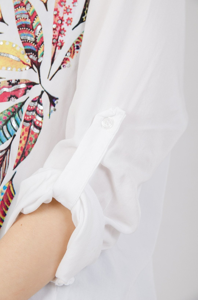 Biała bluzka koszulowa zapinana na guziki