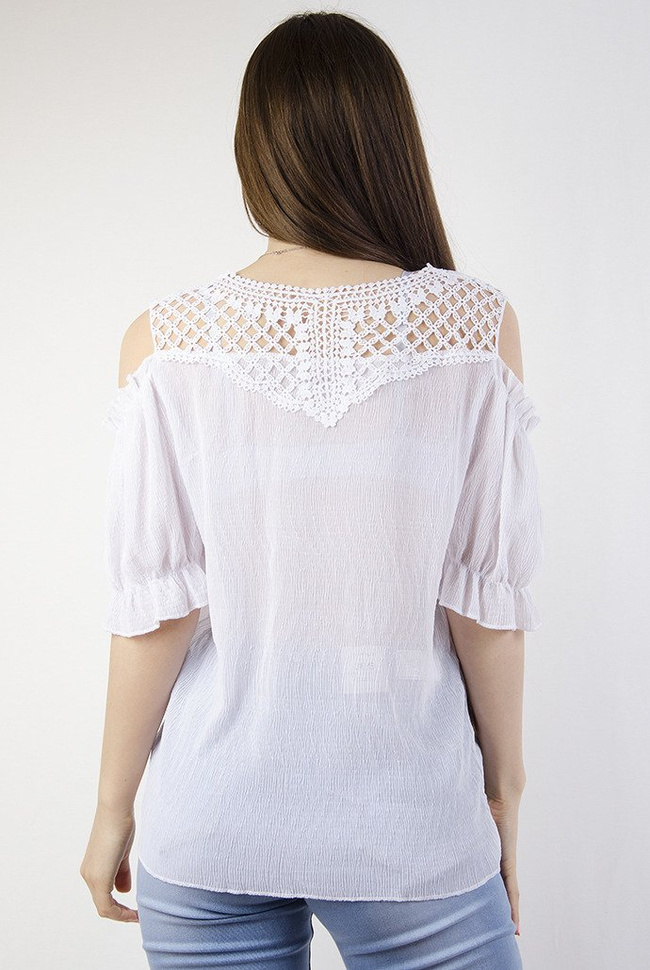 Biała bluzka z koronkowym dekoltem