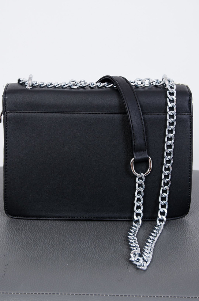 Czarna torebka typu kuferek ze srebrnym łańcuszkiem