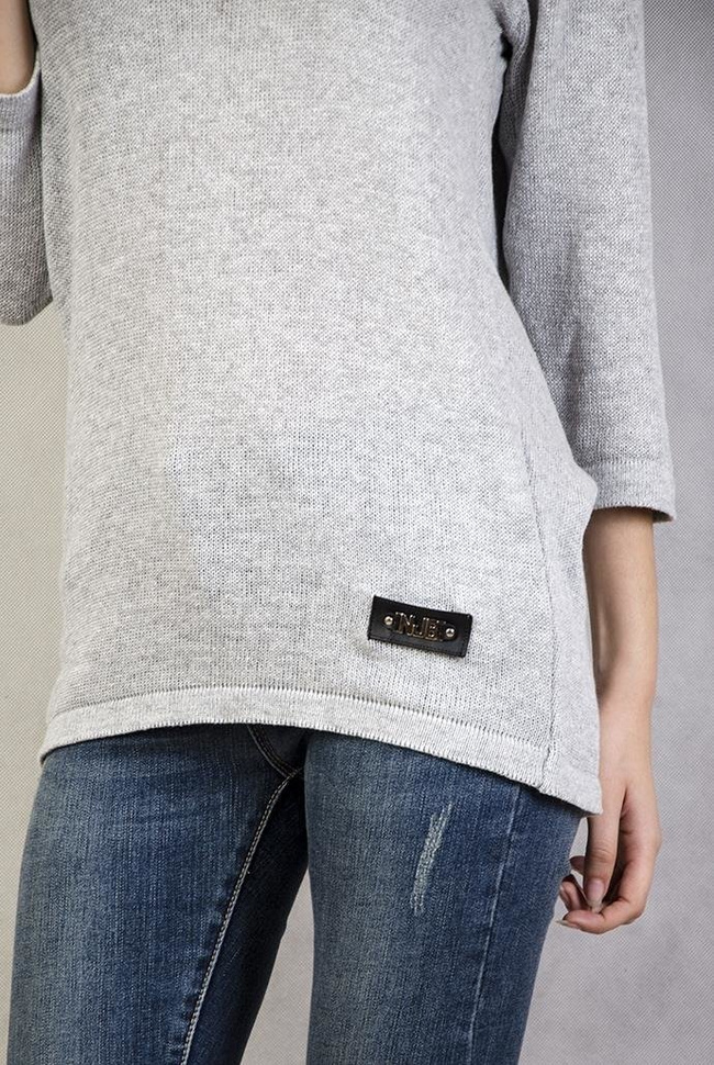 Szary sweterek z wstążką na plecach