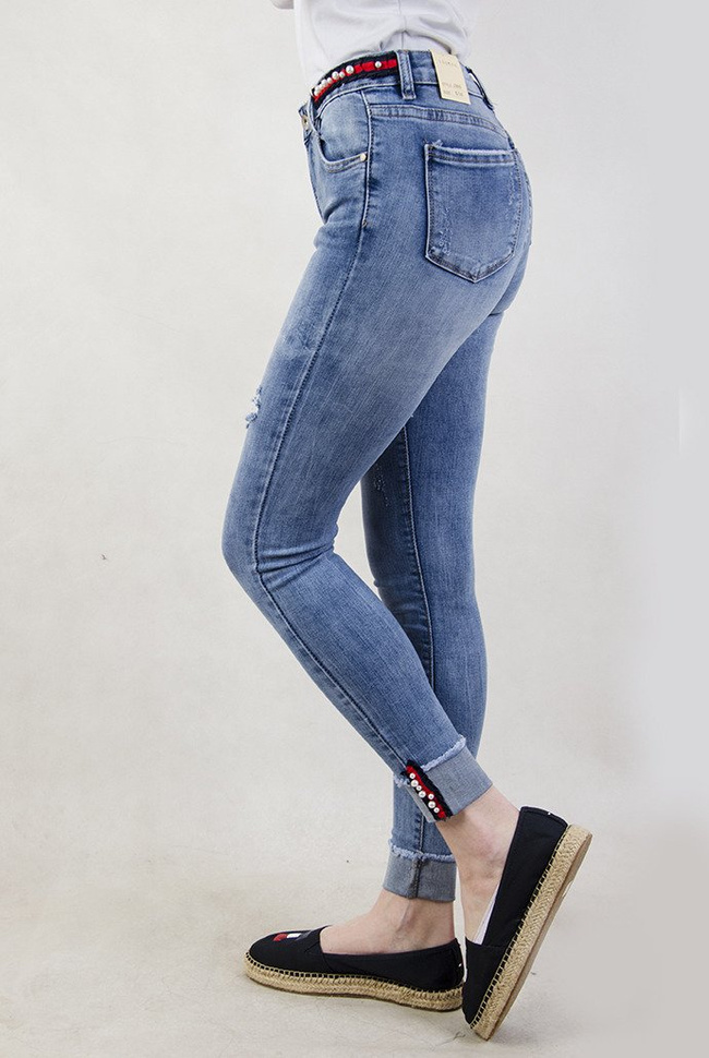 Spodnie jeansowe z ozdobami oraz wywinięta nogawką