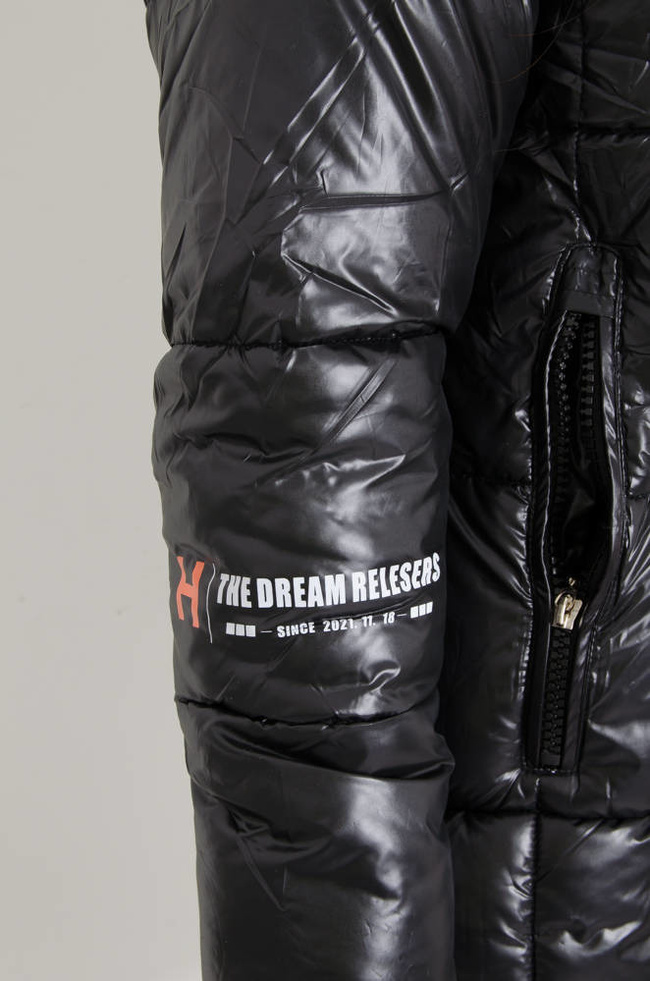 CZARNA DŁUGA KURTKA ZIMOWA Z NAPISAMI