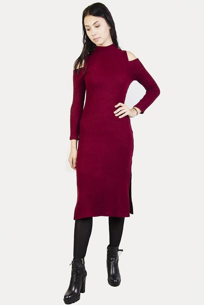 Bordowa, prążkowana sukienka midi z wycięciami na ramionach