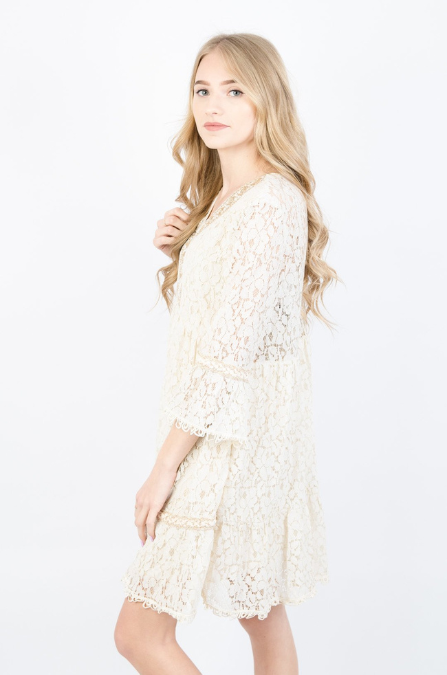 Beżowa koronkowa sukienka ze złotymi wstawkami