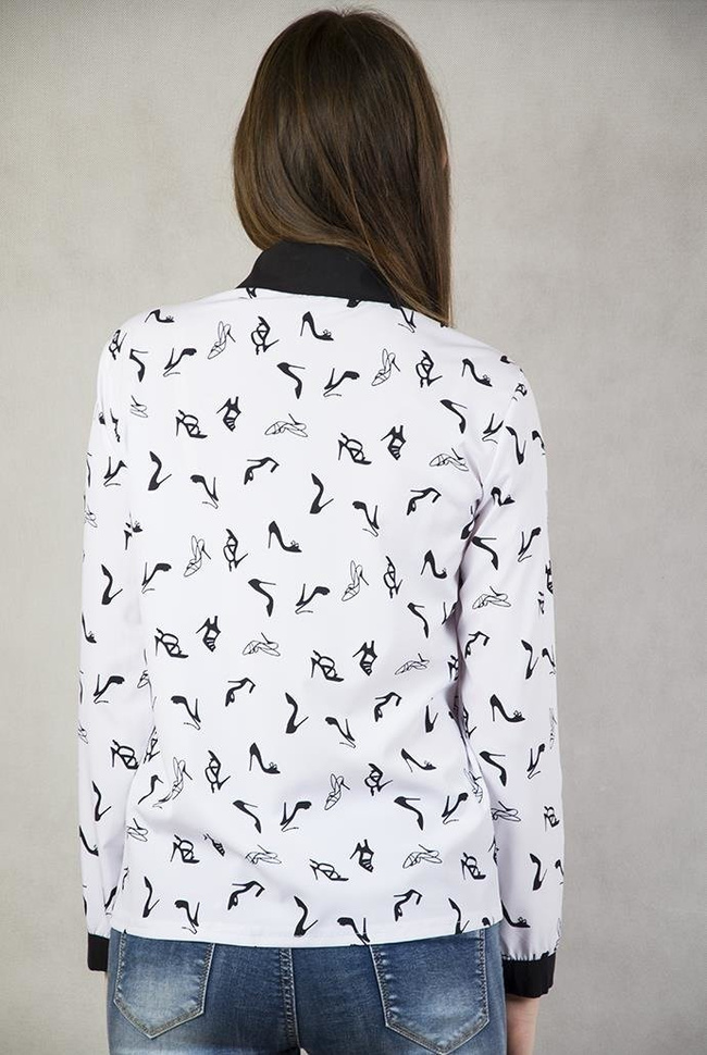 Biała koszula z czarnym kołnierzem oraz mankietami zapinana na guziki