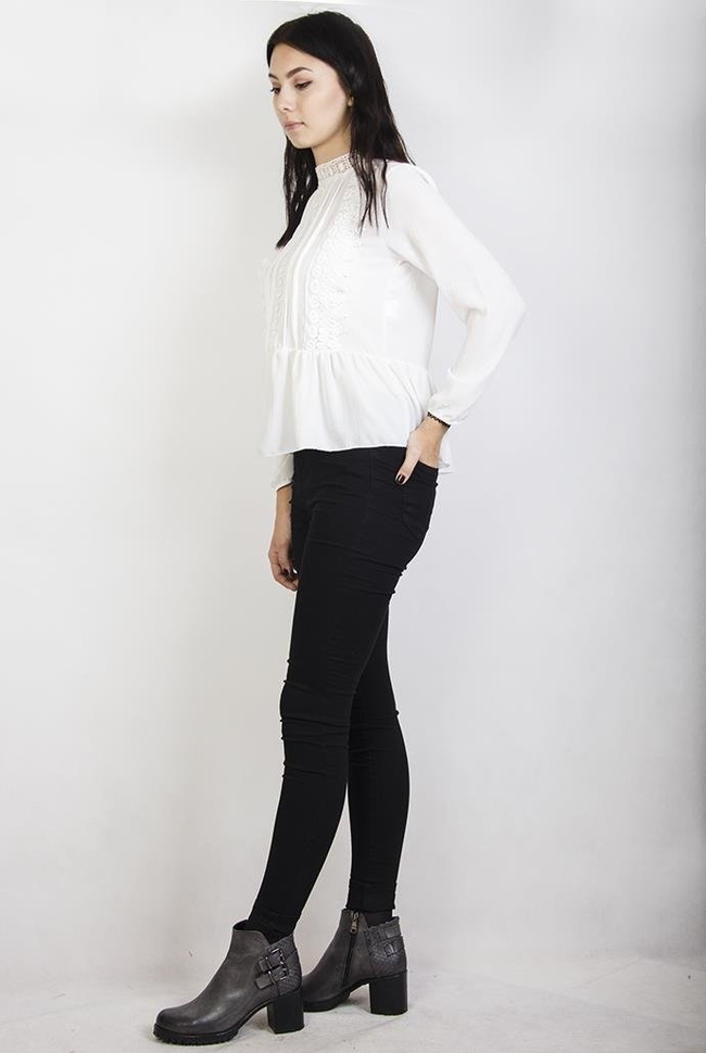 Biała bluzka szyfonowa z ażurowymi zdobieniami