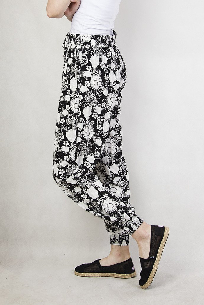 Czarne spodnie alladynki w białe kwiaty
