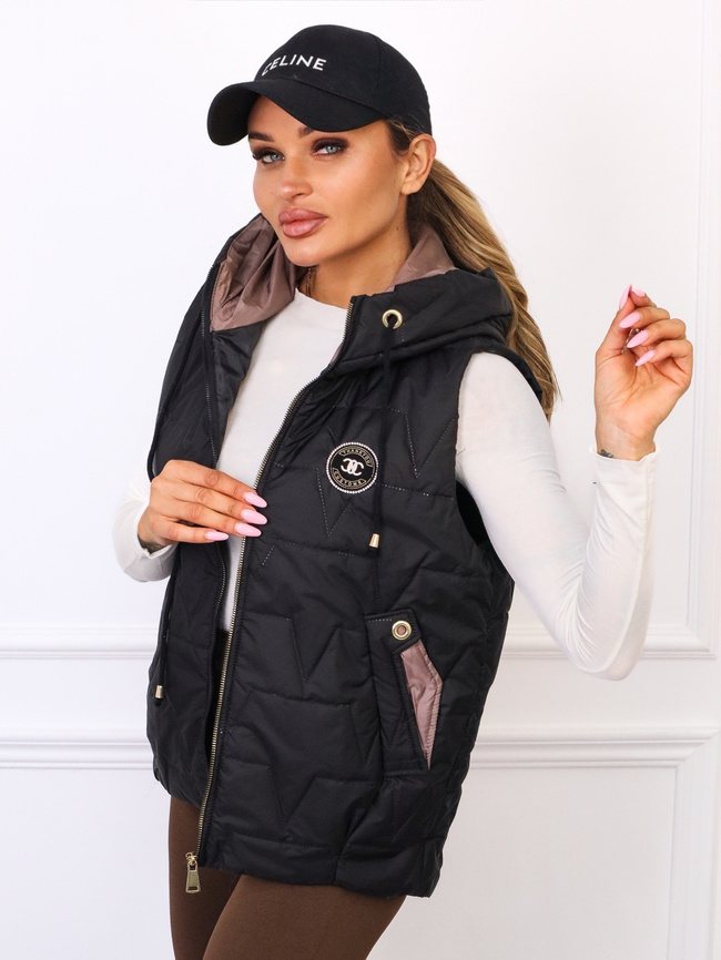 KAMIZELKA Z KAPTUREM I NASZYWKĄ- CZARNA