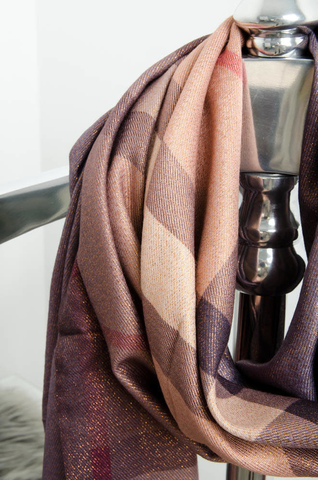BRĄZOWY SZAL W KRATĘ ZE ZŁOTĄ NICIĄ