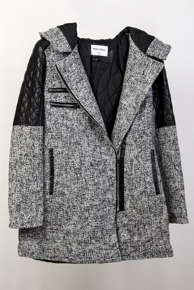 Jasnoszary płaszcz z kapturem i czarnymi wstawkami