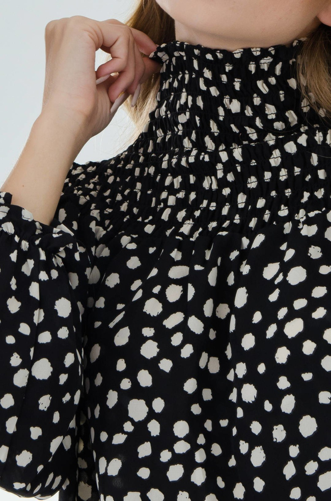 CZARNA BLUZKA PÓŁGOLF W ŁATKI WIĄZANA NA PLECACH