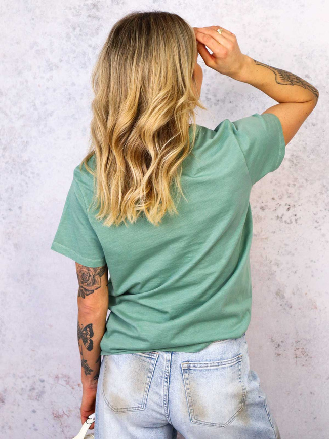 ZIELONY DEKATYZOWANY T-SHIRT Z KOLOROWYM PRINTEM