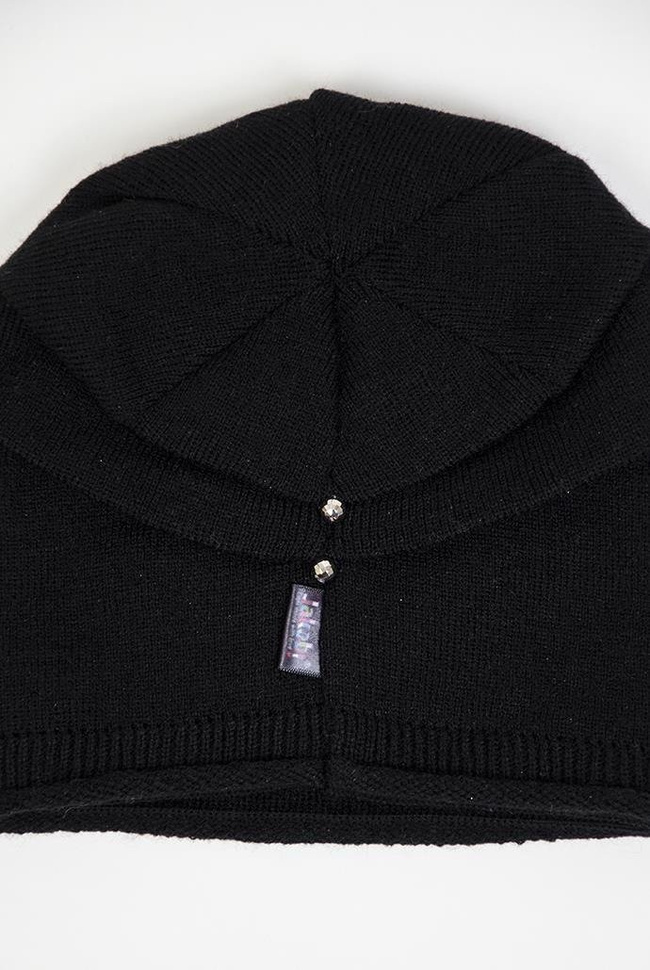 Czarna czapka, podszyta z tyłu