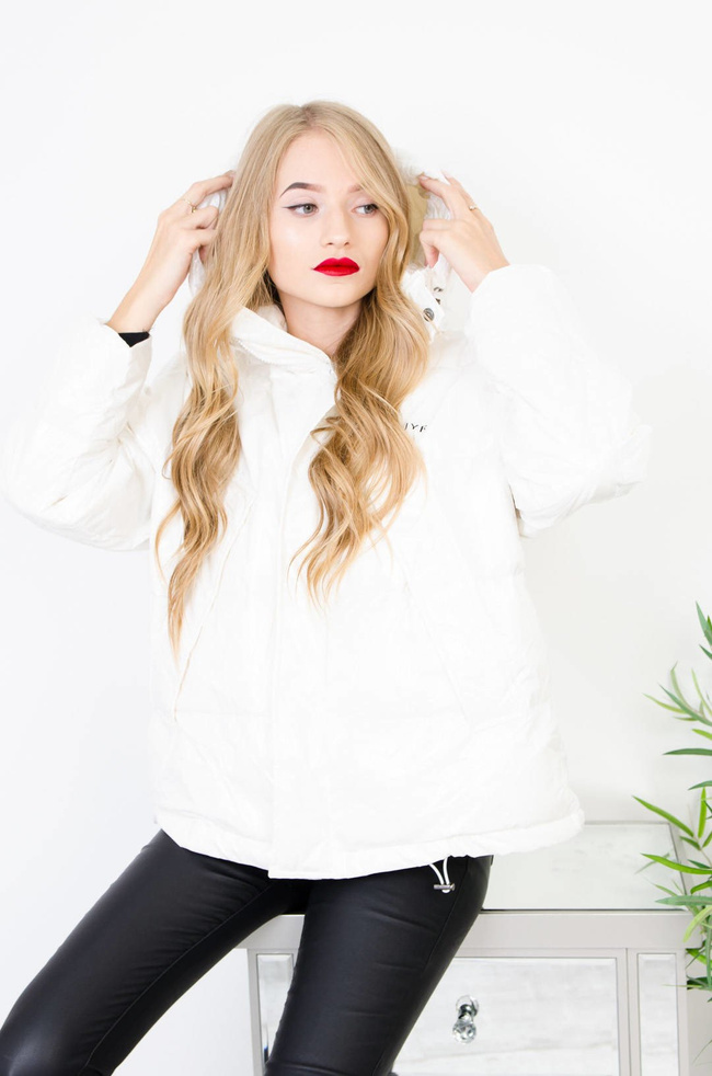 BIAŁA WINYLOWA KURTKA Z KAPTUREM OVERSIZE