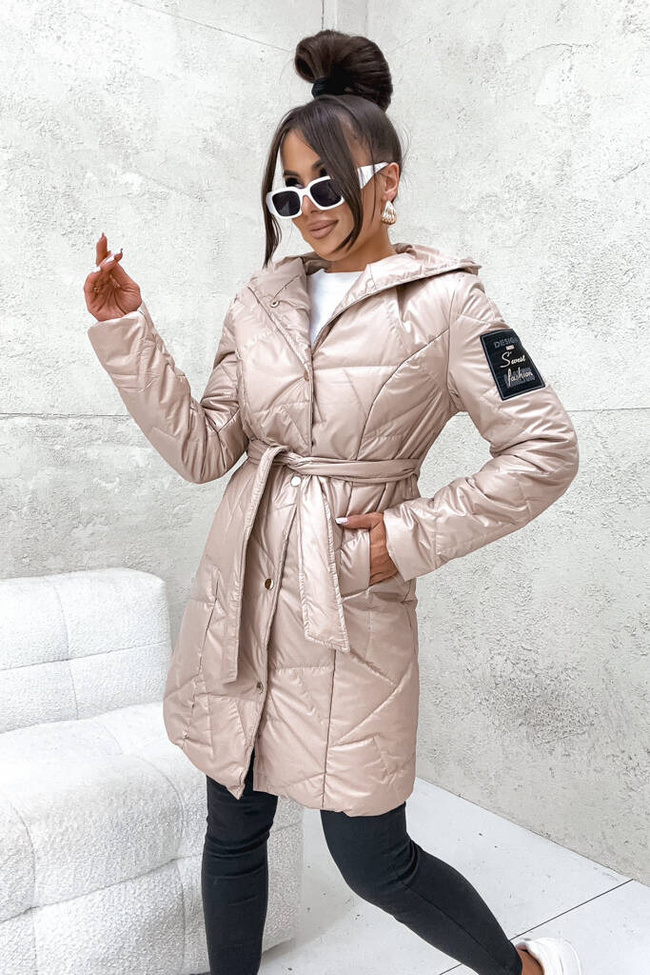 KURTKA PIKOWANA WIĄZANA W PASIE Z NASZYWKĄ NA RĘKAWIE- BEŻOWA