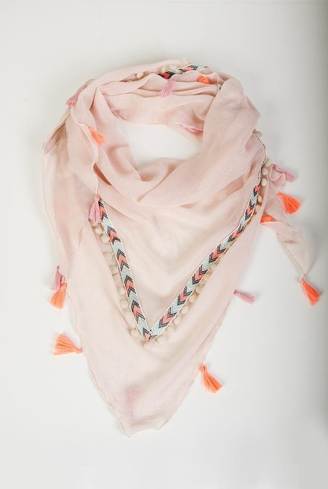 Jasnoróżowa chusta z frędzelkami i kuleczkami