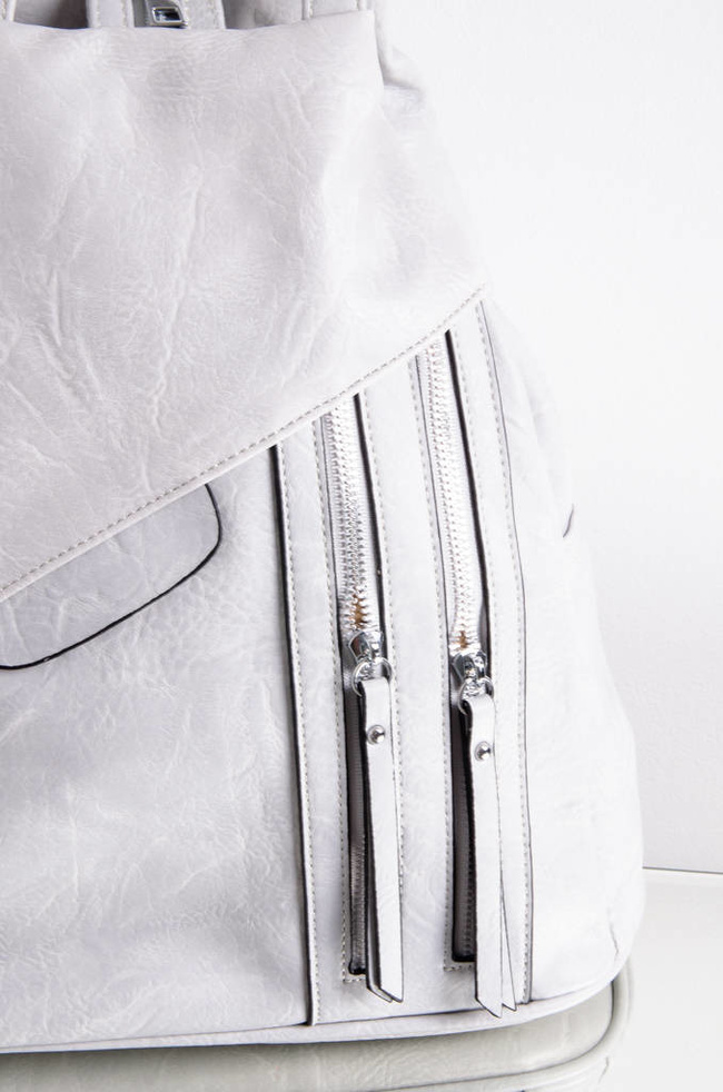 PLECAK Z IMITACJI SKÓRY Z OZDOBNYMI ZAMKAMI- SZARY