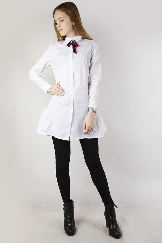 Biała długa koszula  z przypinką, rozszerzana na dole
