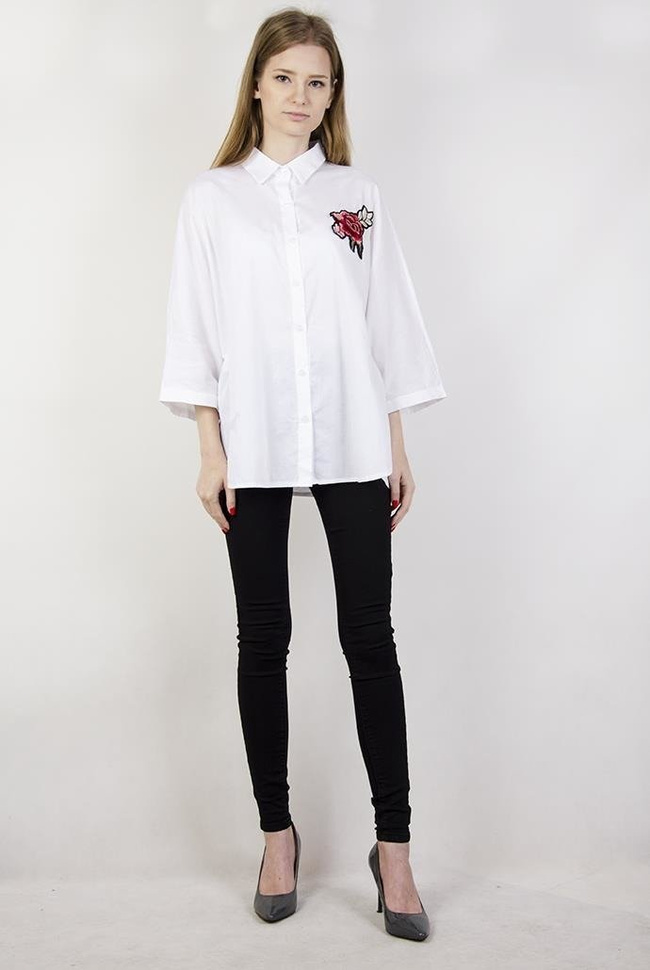 Biała koszula z szerokimi rękawami i naszywką