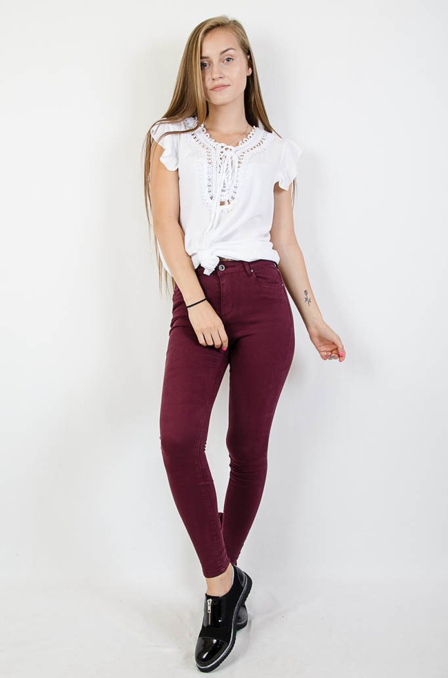 Bordowe spodnie jeansowe z zamkiem na nogawce oraz kokardą