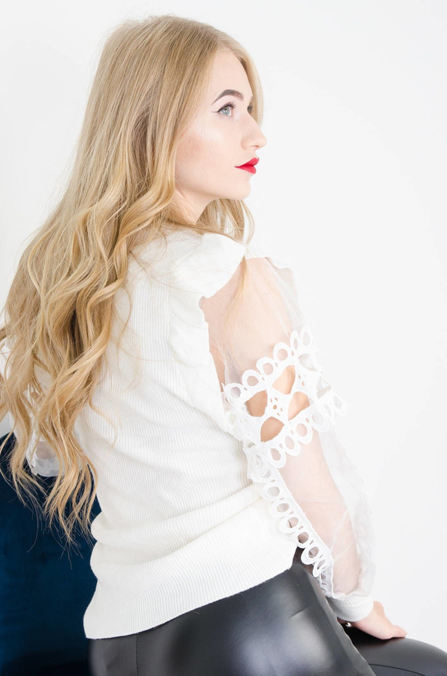 BIAŁA PRĄŻKOWANA BLUZKA Z OZDOBNYMI RĘKAWAMI 