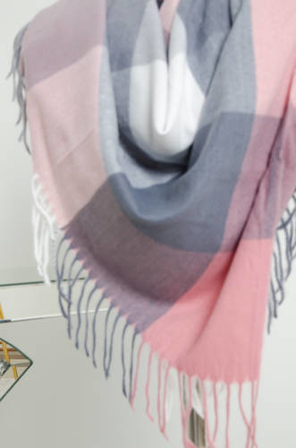 SZAL W KRATĘ Z FRĘDZLAMI- RÓŻOWY