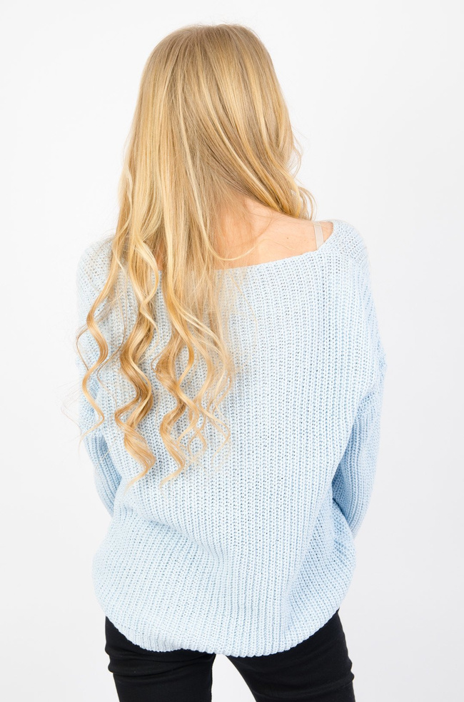 AKRYLOWY SWETER OVERSIZE Z DEKOLTEM W SEREK- JASNO NIEBIESKI