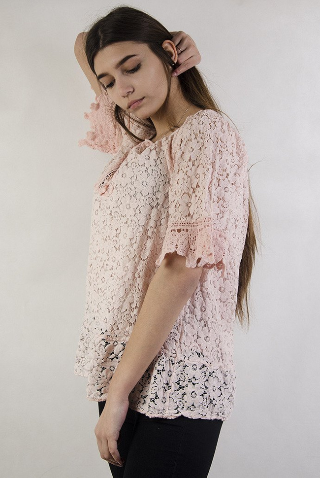 Jasnoróżowa bluzka ażurowa, z hiszpańskim dekoltem