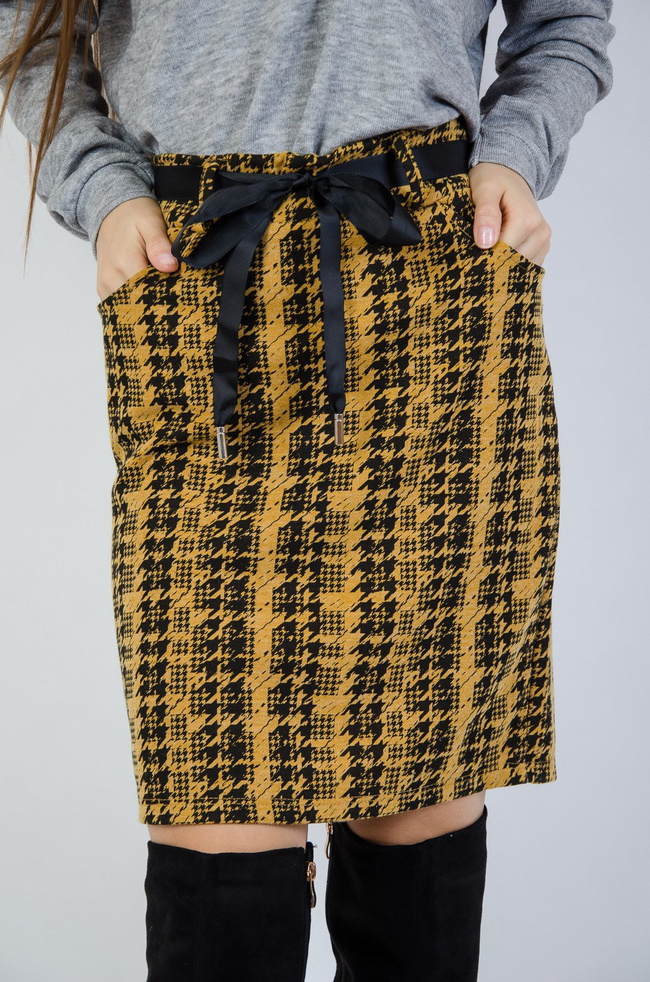 Musztardowa spódnica w pepitkę wiązana wstążką w pasie 