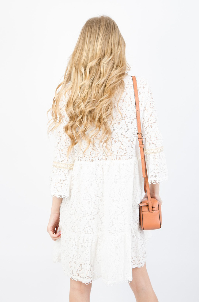 Biała koronkowa sukienka ze złotymi wstawkami