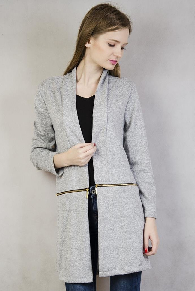 Jasnoszara narzuta z ozdobnymi, złotymi zamkami