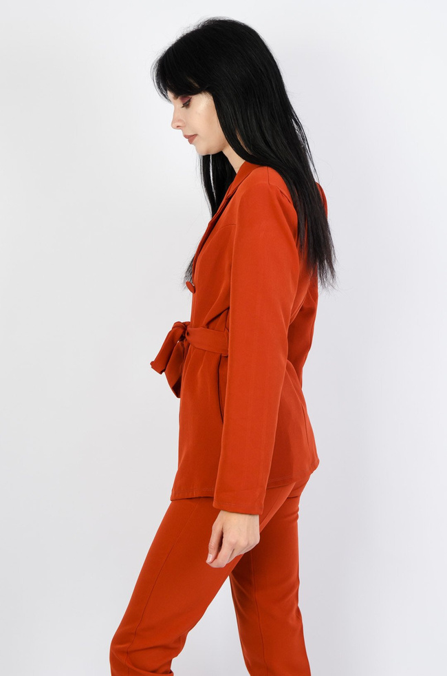 Damski garnitur w kolorze ceglastym