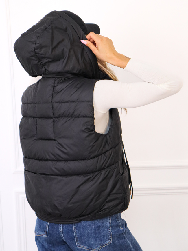 KAMIZELKA Z OZDOBNYMI NASZYWKAMI- CZARNA