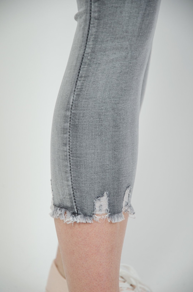Szare cieniowane spodnie jeansowe 7/8 z szarpaniem na dole nogawki