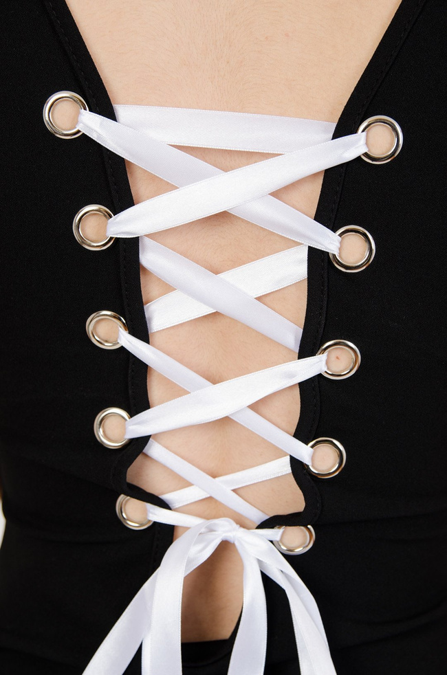 Czarne body wiązane białą wstążką