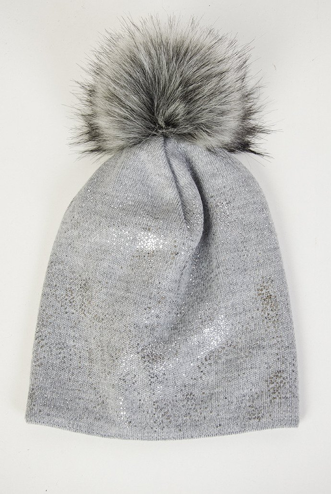 Jasnoszara czapka z pomponem, nakrapiana srebrnym brokatem