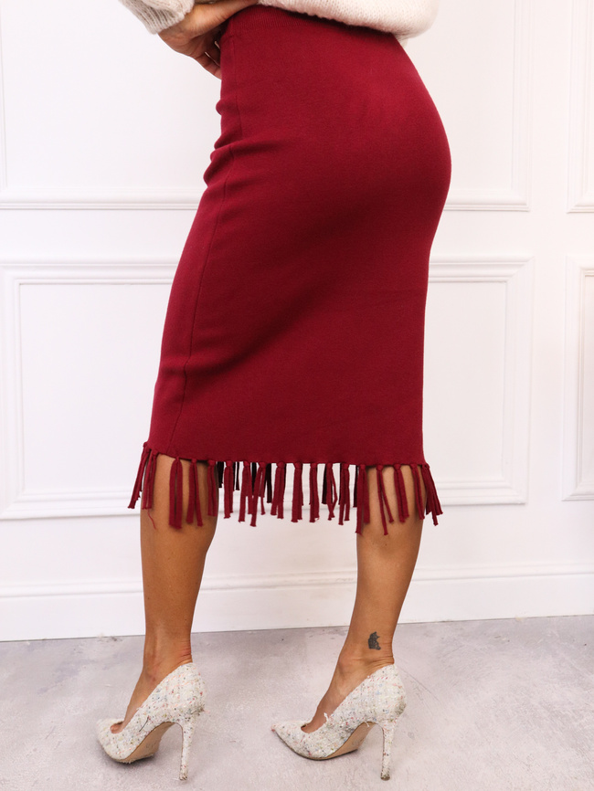 DZIANINOWA SPÓDNICA MIDI ZAKOŃCZONA FRĘDZLAMI-BORDOWA