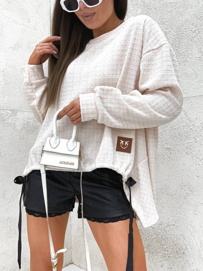 ASYMETRYCZNA BLUZKA Z WIĄZANIEM NA DOLE I NASZYWKĄ - BEŻOWA