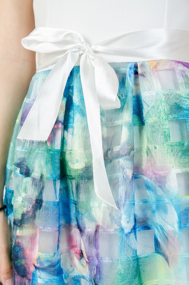 Biała rozkloszowana sukienka z kolorowym dołem 