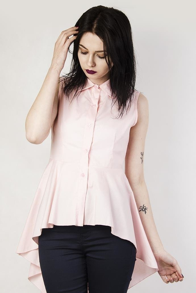 Jasnoróżowa koszula z przedłużanym tyłem